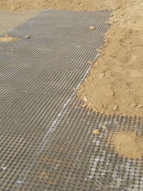 双向塑料土工格栅施工现场 工地施工材料详解与应用指南